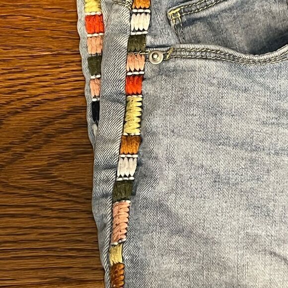 Gorgeous multicolored embroidered Knox Rose high rise size 8 light wash jeans - Picture 3 of 7